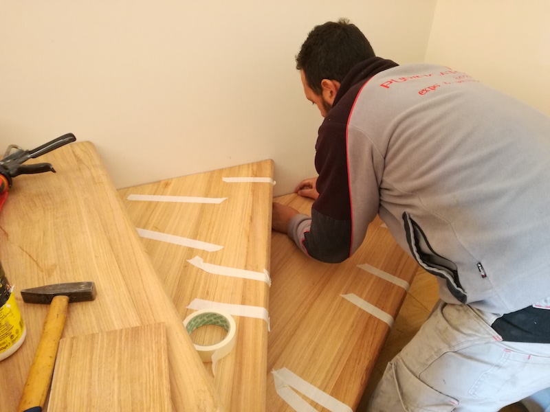 Giancarlo Purificato a lavoro su una scala in parquet