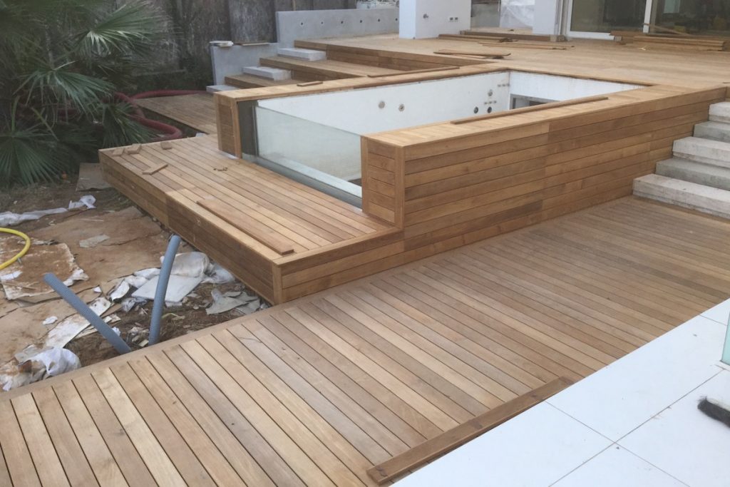 Piscina lavorazione in decking